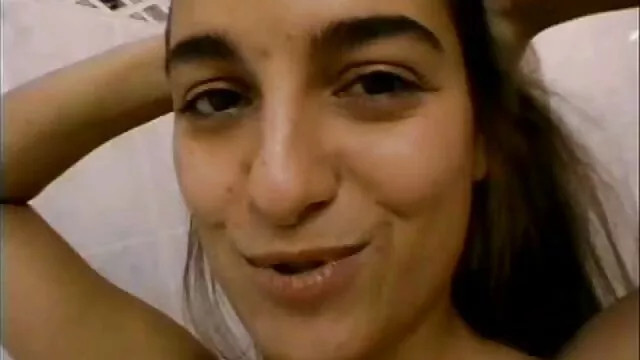 A ginasta vestida de vermelho videos porno com gordos abre caminho