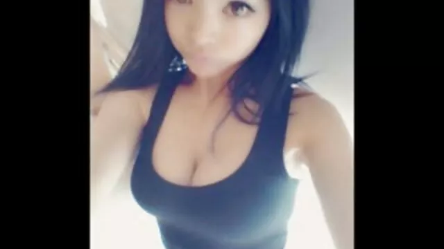 BJ móvel: garota loira vídeo pornô com mulher gorda brasileira gosta de uma boca cheia de galo