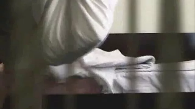 Nissa despe-se e toca vídeos pornô gordinhas