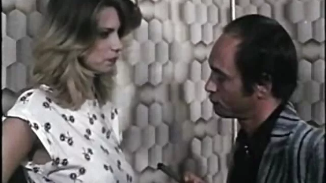 Sexo vídeo de pornô mulher gorda a três com uma miúda loira, O vendedor faz sexo oral e anal.