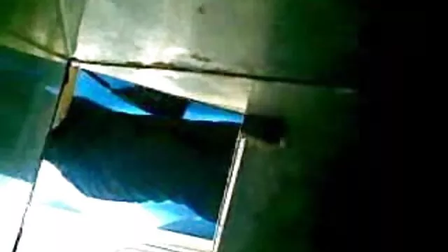 Petite Milf gosta de uma orgia selvagem quero ver vídeo pornô de gordinha num Ménage à trois
