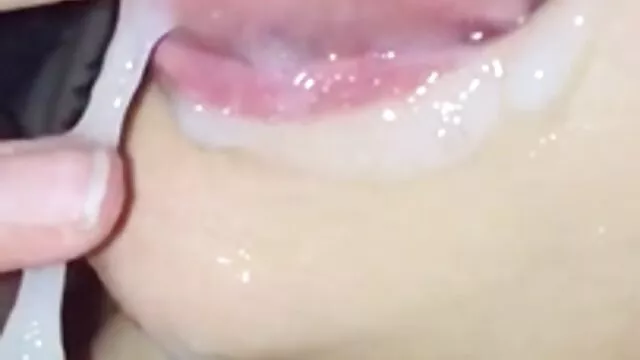 A Milf loira com Mamas filme de pornô só de gordinha grandes fode a Rata com dedos em botas de cabedal e meias de rede