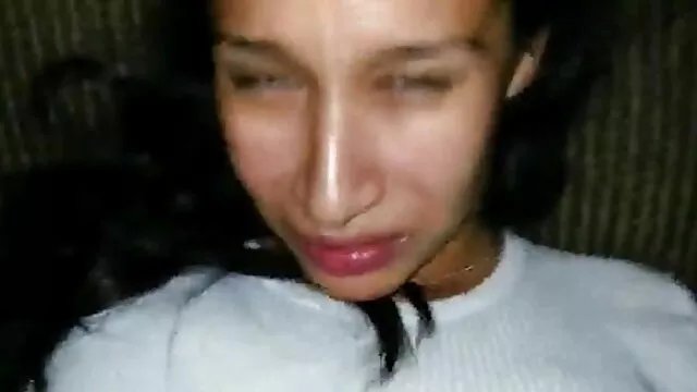 A Super vadia vídeo de pornô mulher gorda mostra a rata molhada e as mamas grandes.