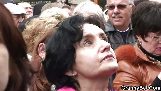 A morena despe xvídeos pornô com gordinhas a roupa interior sexy, metendo os dedos em nylon vintage.