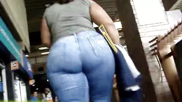 A mulher morena Tiffany porno novinha gorda leva uma grande pila preta no rabo