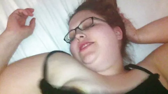 A vídeo de pornô com mulher gorda equipa fode raparigas-Loiras bem dotadas em gangbang interracial