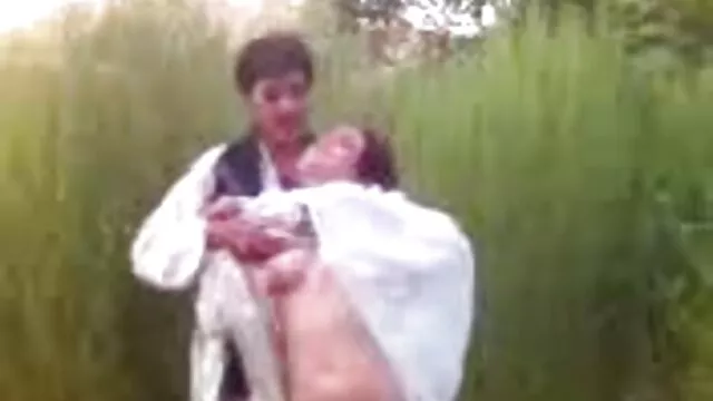 A linda femorg loira tem uma fenda quero ver filme pornô de mulher gorda molhada enquanto se masturba com um vibrador.