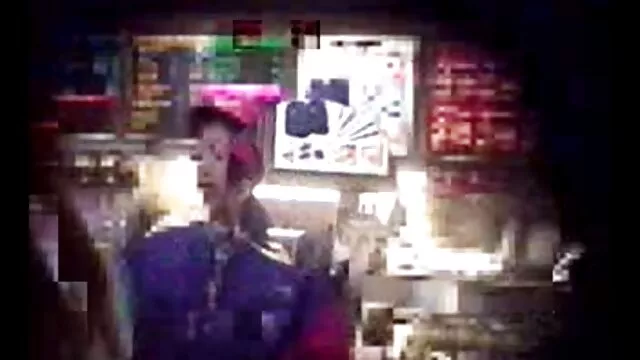 Rapariga ruiva pálida monta um vibrador em filme pornô as gordinhas frente ao espelho