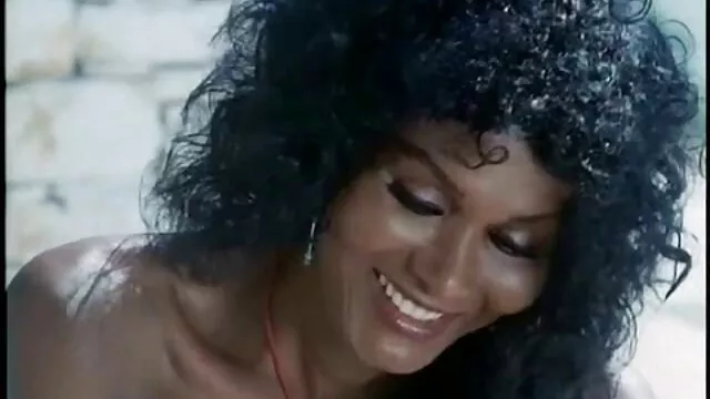 Mãe filme de pornô só de gordinha Busty a masturbar-se