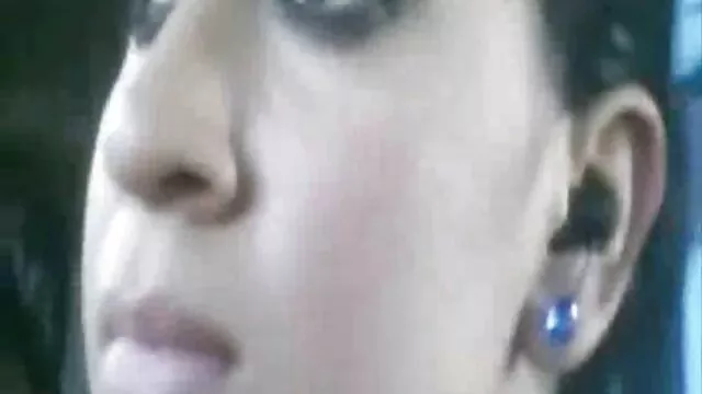 O jovem maricas de lingerie fez cócegas nos pés enquanto estava amarrado por dois vídeo pornô das gordinhas brasileiras gays.