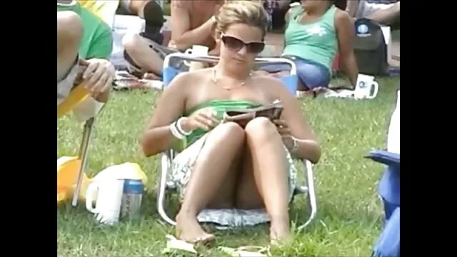 Morena de lingerie vídeo de pornô com as gordinhas vermelha adora masturbar-se.