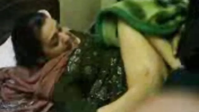 A MÃE TAILANDESA DE 33 vídeo pornô gordinhas gostosas ANOS ANDA COM O COCK 10 . (na casa de banho)