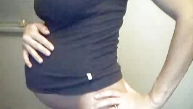 A loira marota está completamente nua na câmara. mulher gorda fazendo porno