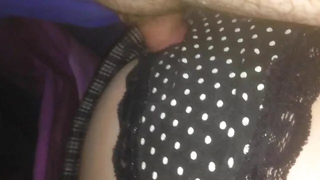 A pornor gordinhas jovem Haley Reid fodeu com um tipo nas costas do Pai.
