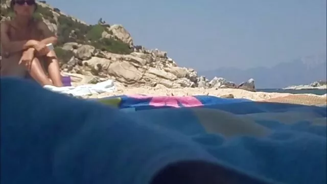 Um casal a filme de pornô só as gordinhas sério a fazer sexo na cama.