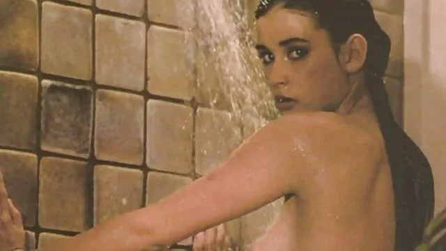A ninfa quer os buracos vídeo pornô de mulher gorda esticados.